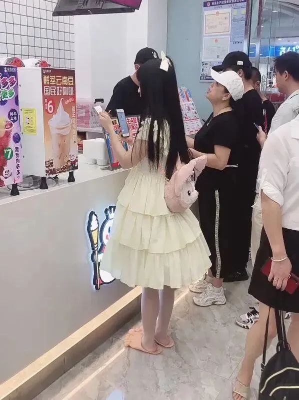 妹子窮的絲襪都破了！插圖10