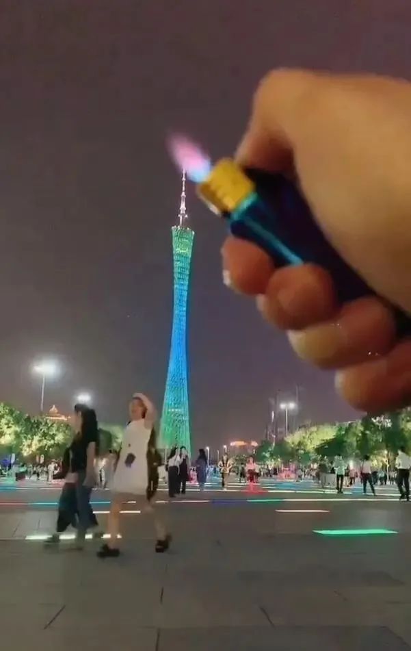 妹子窮的絲襪都破了！插圖22