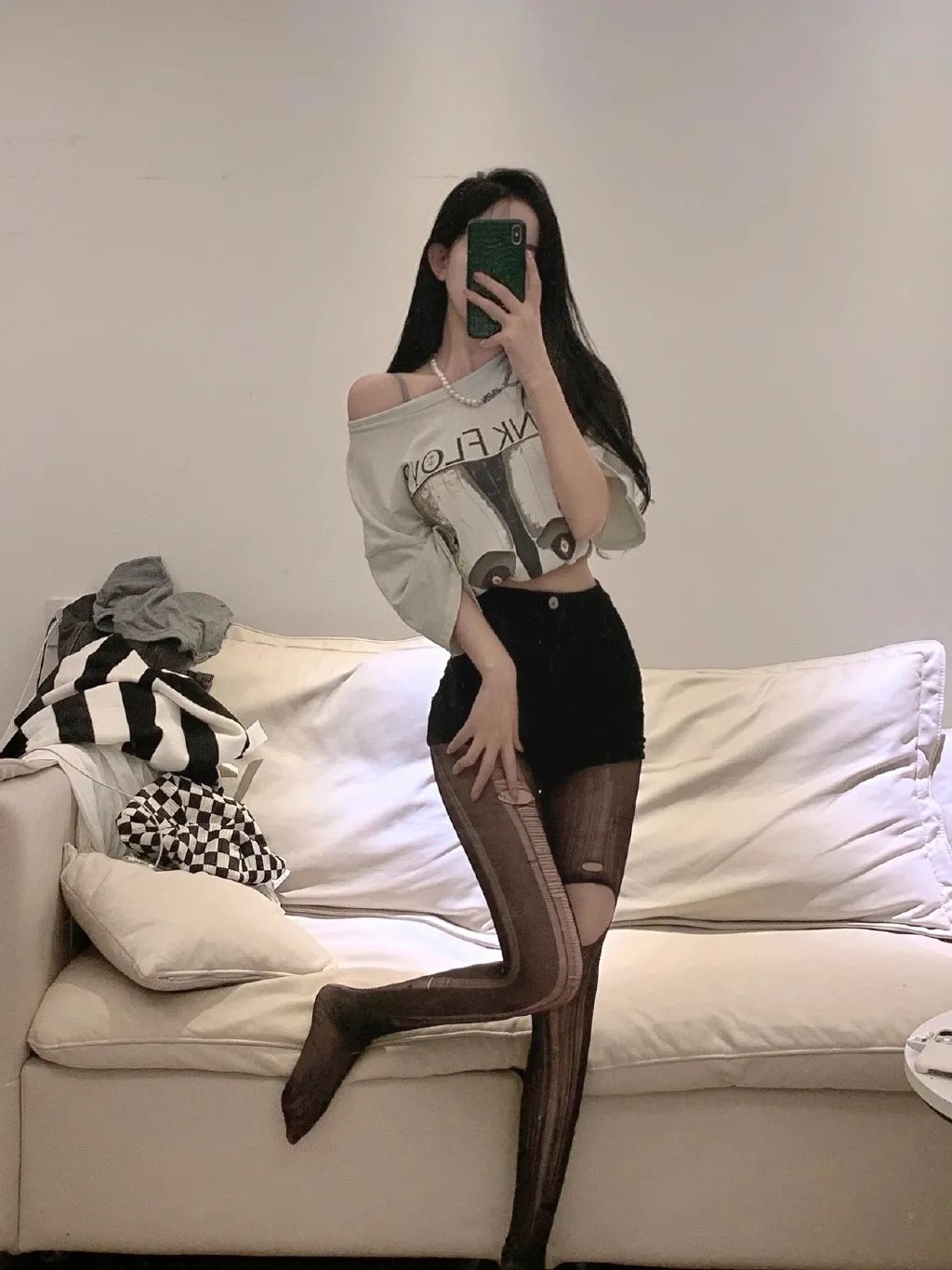 妹子絲襪都破了，好心疼??！插圖3